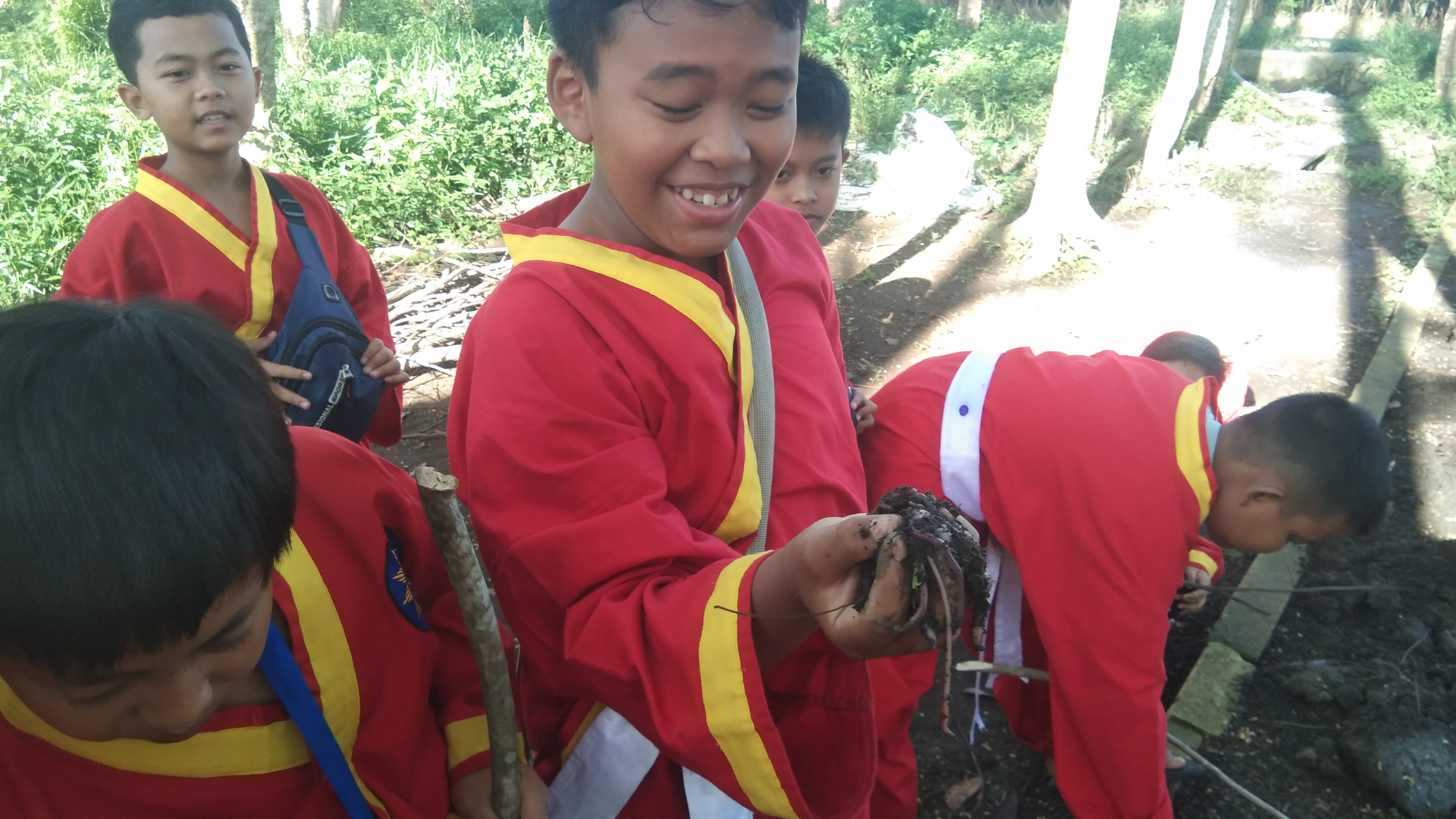 Memegang cacing di kebun kascing arjowinangun